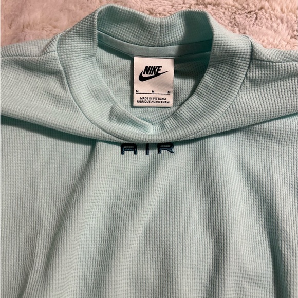 Girls Nike Kids Light Aqua Cropped Long Sleeve Top Size Med - Picture 2 of 5